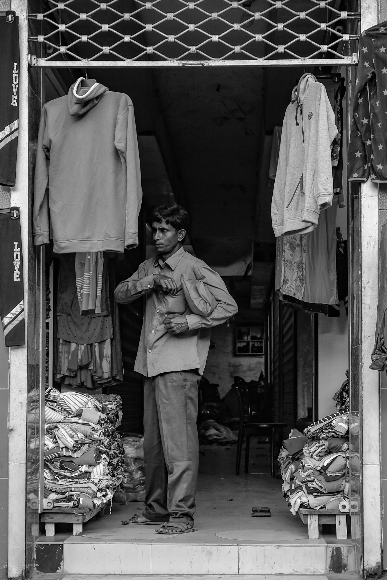Black and white street frame from Gulshan, Dhaka, 2025